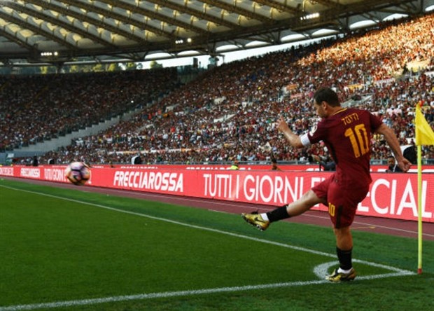 Totti yếu đuối lạ thường trong trận đấu chia tay Roma - Bóng Đá