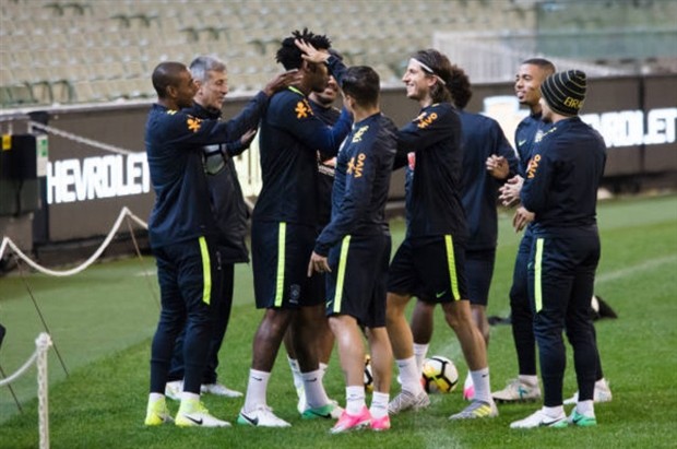 Neymar đại chiến với Flash, Brazil 'đấu đá' trên sân tập - Bóng Đá