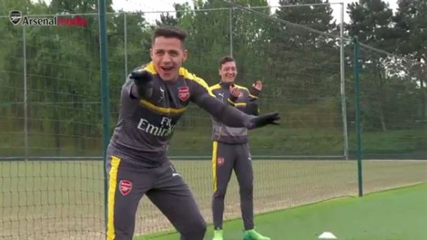 Sanchez và Ozil 'tám' bất chấp trên sân tập của Arsenal - Bóng Đá