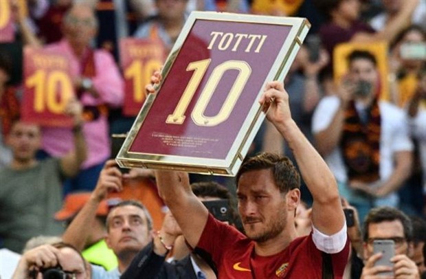 Totti yếu đuối lạ thường trong trận đấu chia tay Roma - Bóng Đá