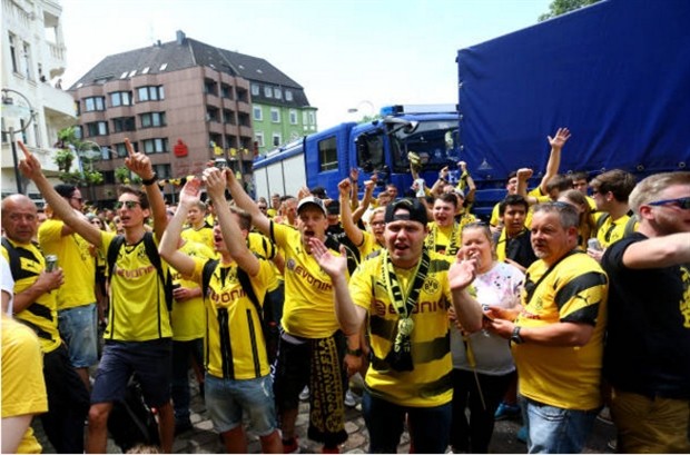 Mặc chấn thương, Reus vẫn tưng bừng đón cúp cùng Dortmund - Bóng Đá