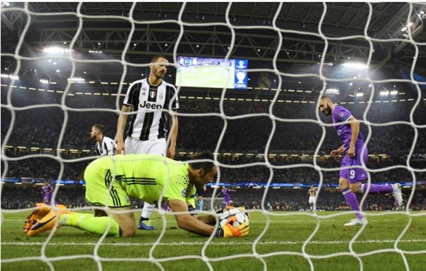 An ủi đồng đội, nhưng Buffon chẳng thể an ủi chính mình - Bóng Đá