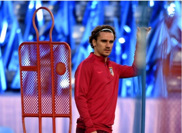 Griezmann cười không nổi khi đặt chân tới King Power - Bóng Đá