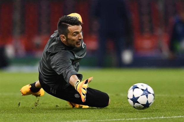 Buffon căng như dây đàn trong buổi tập cuối của Juventus - Bóng Đá