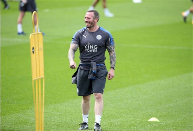  Buổi tập đầu tiên của Leicester, ấn tượng trợ lý 'xăm trổ' - Bóng Đá