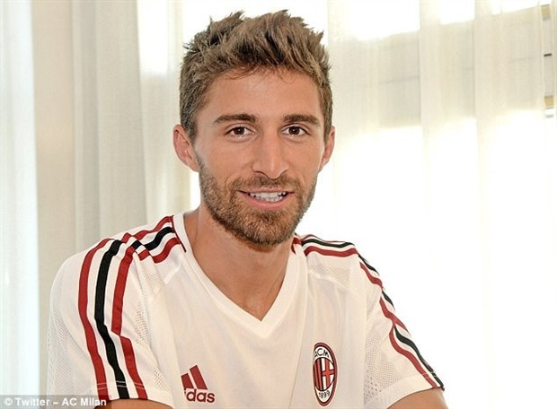 'Bom xịt' Borini tươi rói khi được AC Milan cứu giúp - Bóng Đá