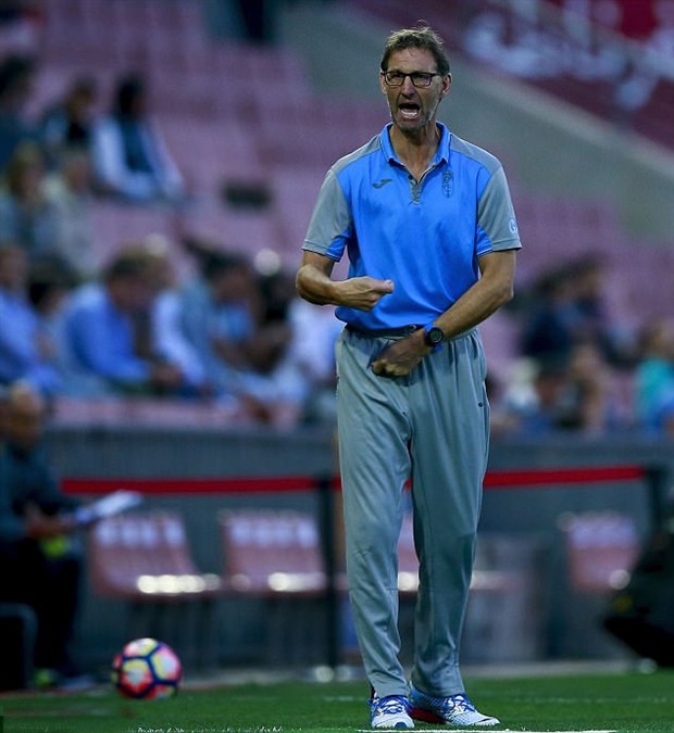 Tượng đài của Arsenal thảm bại trong ngày ra mắt Granada  - Bóng Đá