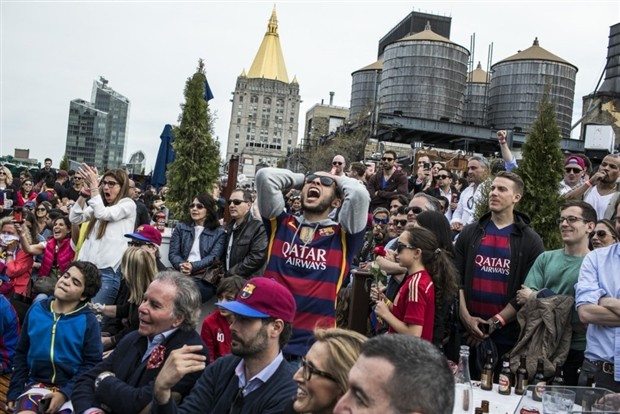 Hạ Real, fan Barcelona ăn mừng như đã vô địch - Bóng Đá
