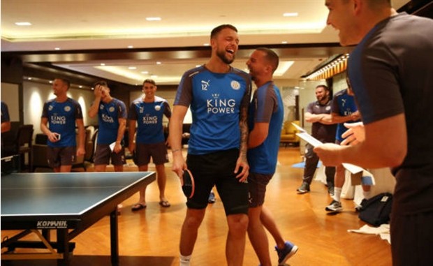 Sao Leicester chơi 'lầy' trên bàn bóng bàn - Bóng Đá