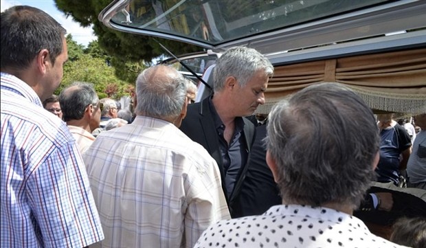 Mourinho đau xót tiễn cha đi về nơi yên nghỉ - Bóng Đá