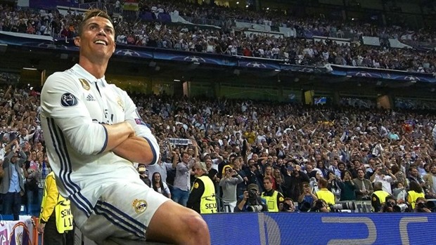 Chủ tịch Perez đích thân trao quà cho Ronaldo trên sân tập - Bóng Đá