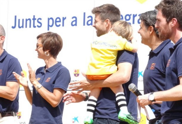 Piqué 'vã mồ hôi' chăm con tại sự kiện của Barcelona - Bóng Đá