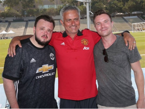 Sao Game of Thrones thích thú khi được Man Utd trao cúp tại Mỹ - Bóng Đá