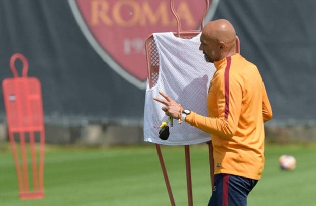 Trước tin đồn bất hòa, Spalletti cười không nổi trên sân tập của Roma - Bóng Đá