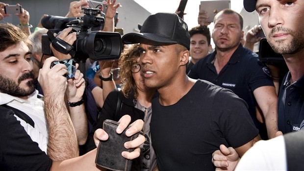 Toàn cảnh buổi kiểm tra y tế của Douglas Costa tại Juventus - Bóng Đá