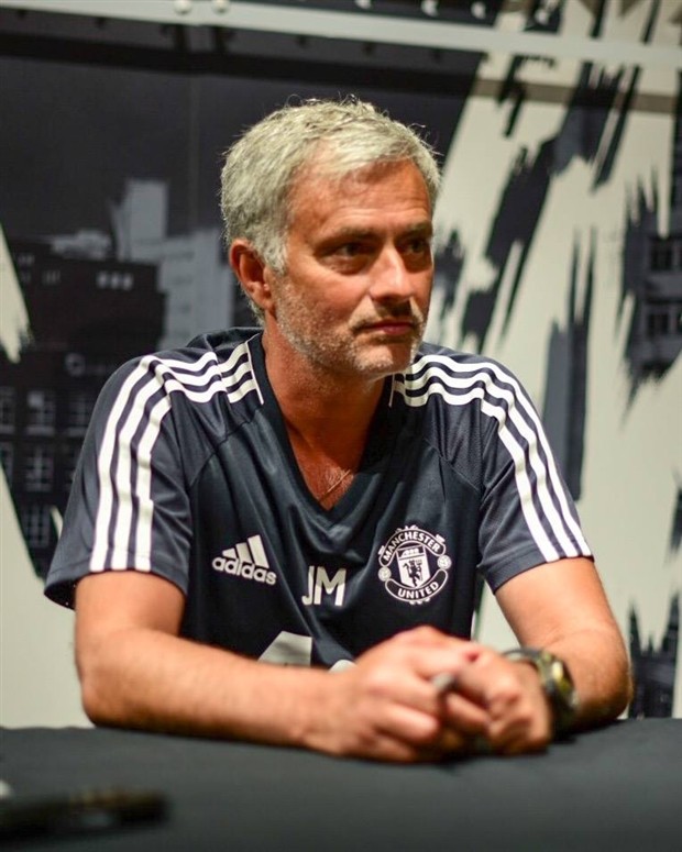 Mourinho tiều tụy trong ngày trở lại Manchester  - Bóng Đá