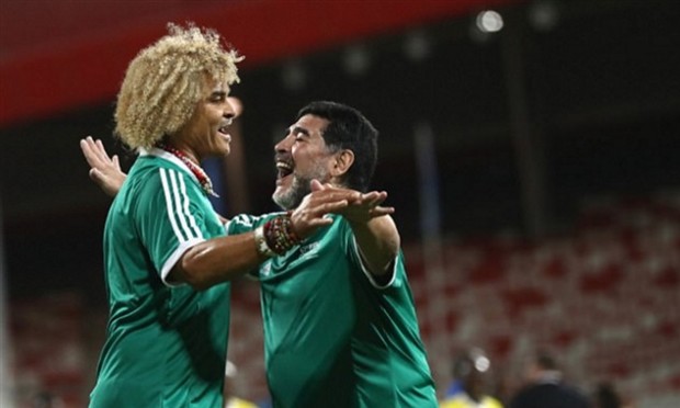 56 tuổi, Maradona vẫn có thể 'múa rìu' trước mặt đồng nghiệp - Bóng Đá