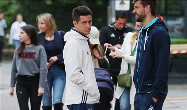 Herrera đầy thân thiết với kẻ thù ngay sau trận hòa của Man Utd - Bóng Đá