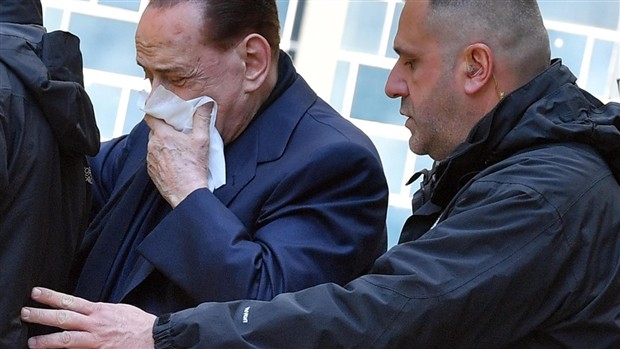 Cựu chủ tịch Berlusconi té dập mặt, không dám tiếp phóng viên - Bóng Đá