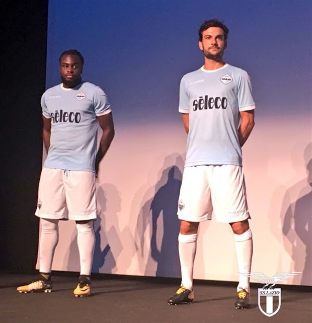 Buổi lễ trình làng áo mới ảo diệu của Lazio - Bóng Đá