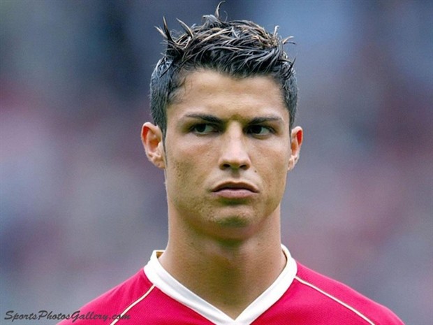 Trước húi cua, Ronaldo từng gây dấu ấn với kiểu tóc nào? - Bóng Đá
