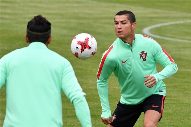 Fan phấn khích vì được đập tay Ronaldo ngay trên sân tập - Bóng Đá