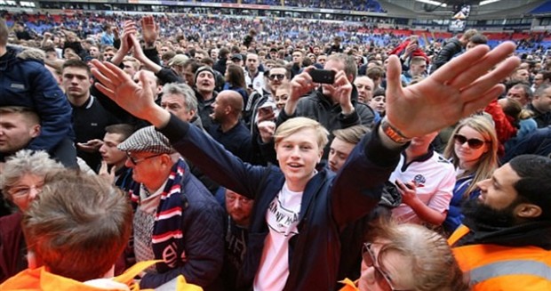 Sân Macron bùng nổ sau khi Bolton chính thức thăng hạng  - Bóng Đá