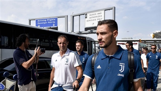 Vừa xong hợp đồng, De Sciglio đã tức tốc bay sang Mỹ hội quân Juventus - Bóng Đá