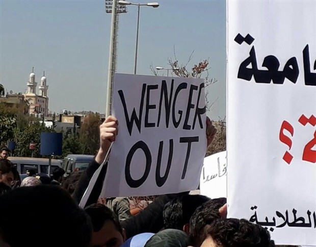 'Wenger Out' dự đám cưới, 'lên sóng' tại Times Square - Bóng Đá