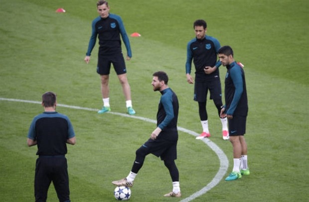 Vừa tới Juventus Arena, Suarez và Neymar đã lao vào 'ẩu đả'  - Bóng Đá