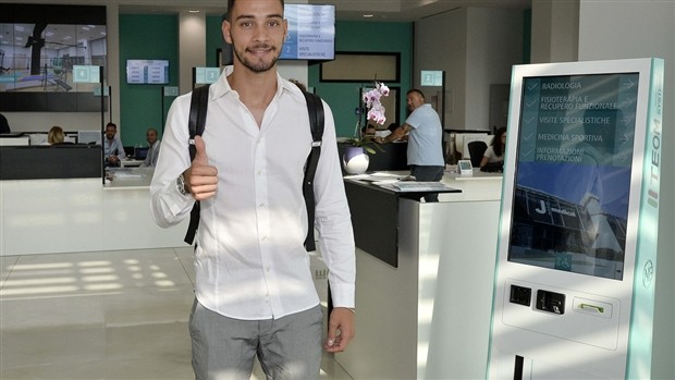 De Sciglio bị vây kín ngay khi vừa tới Turin - Bóng Đá