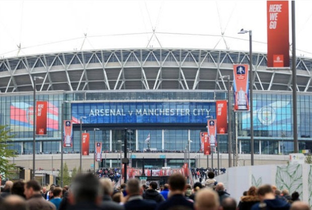 Rừng người ồ ạt đổ về Wembley chờ đại chiến giữa Arsenal và Man City - Bóng Đá