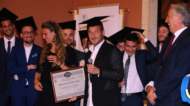 Trước trận đấu cuối, Totti tranh thủ 'hồi xuân' - Bóng Đá