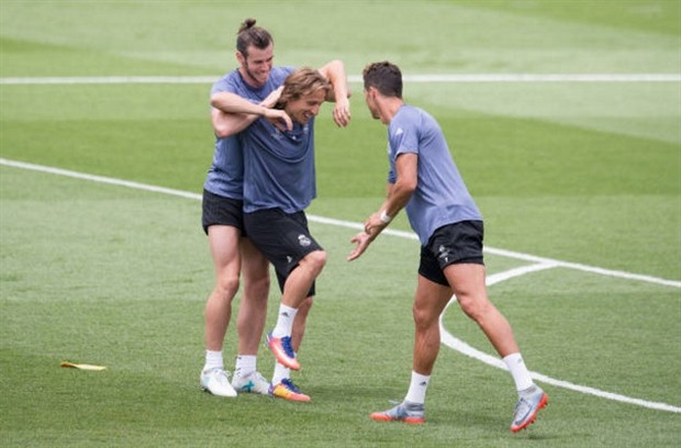 Muller, Ribery phấn khích khi ký tặng hoài không hết  - Bóng Đá