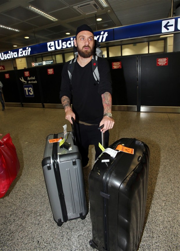 De Rossi âm thầm trở lại Roma, Totti thẳng tiến lên sân khấu - Bóng Đá