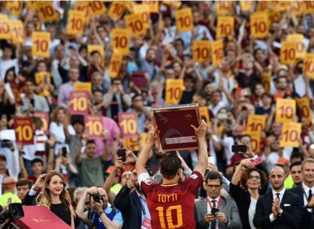 Totti yếu đuối lạ thường trong trận đấu chia tay Roma - Bóng Đá