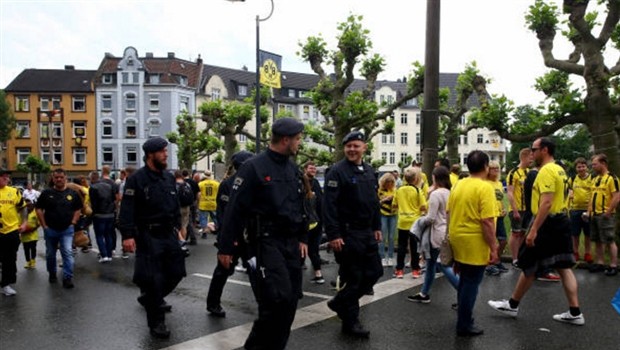 Mặc chấn thương, Reus vẫn tưng bừng đón cúp cùng Dortmund - Bóng Đá