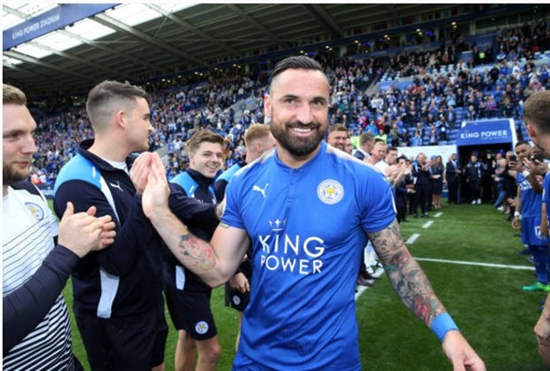 Ngày cuối, Leicester 'tha thu' luôn cả mặt sân - Bóng Đá