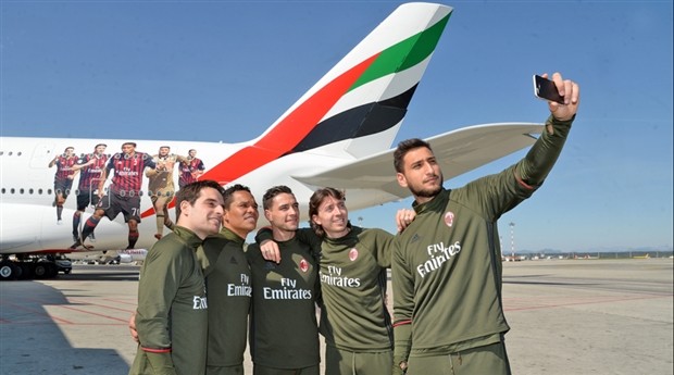 Donnarumma 'cứng đơ' bên chuyên cơ mới của AC Milan - Bóng Đá