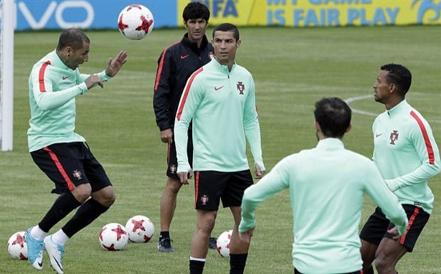 Ronaldo té lăn lộn trong buổi tập của Bồ Đào Nha - Bóng Đá