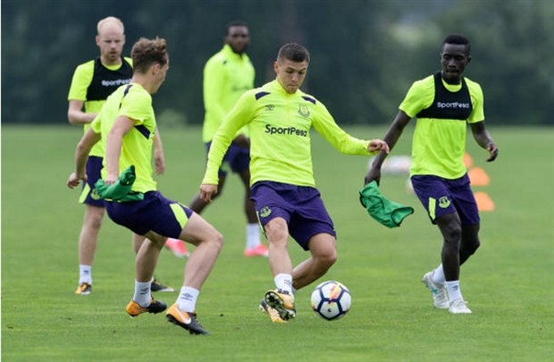 Rooney vã mồ hôi trên sân tập của Everton - Bóng Đá