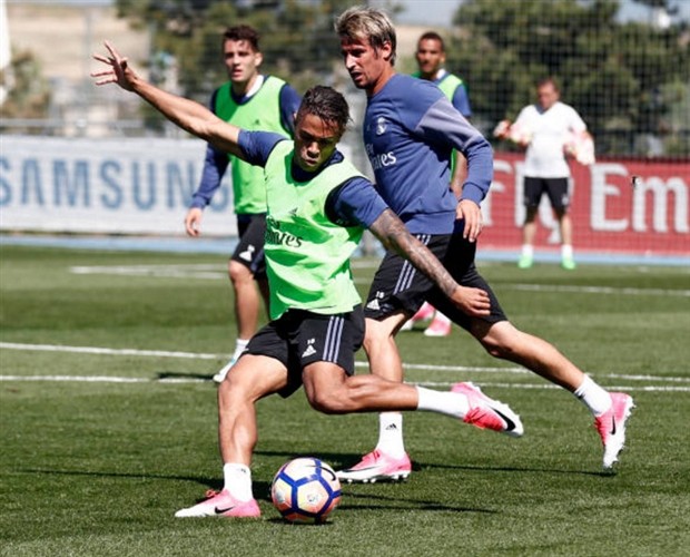 Chủ tịch Perez đích thân trao quà cho Ronaldo trên sân tập - Bóng Đá