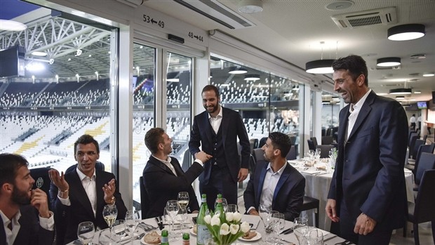 Buffon nói không ngừng trong tiệc ăn mừng cú đúp của Juventus - Bóng Đá