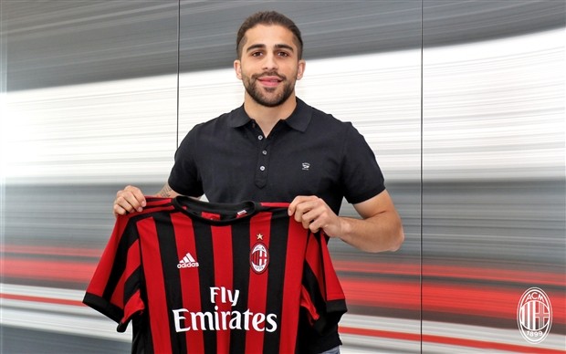 Trai đẹp Ricardo Rodriguez 'ngơ ngác' trước kho tàng của AC Milan - Bóng Đá