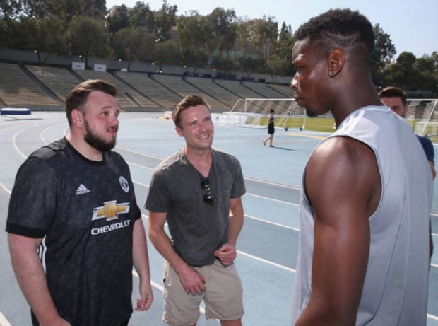 Sao Game of Thrones thích thú khi được Man Utd trao cúp tại Mỹ - Bóng Đá