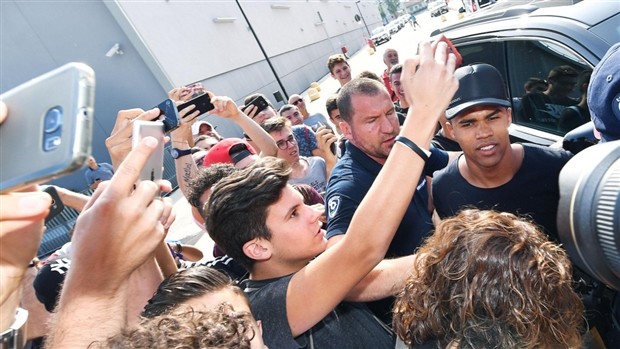 Toàn cảnh buổi kiểm tra y tế của Douglas Costa tại Juventus - Bóng Đá