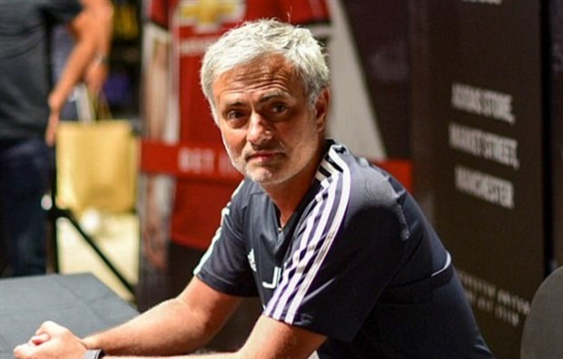 Mourinho tiều tụy trong ngày trở lại Manchester  - Bóng Đá