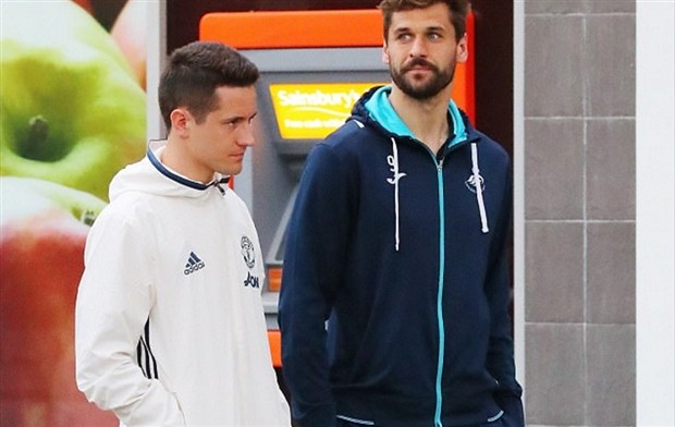 Herrera đầy thân thiết với kẻ thù ngay sau trận hòa của Man Utd - Bóng Đá