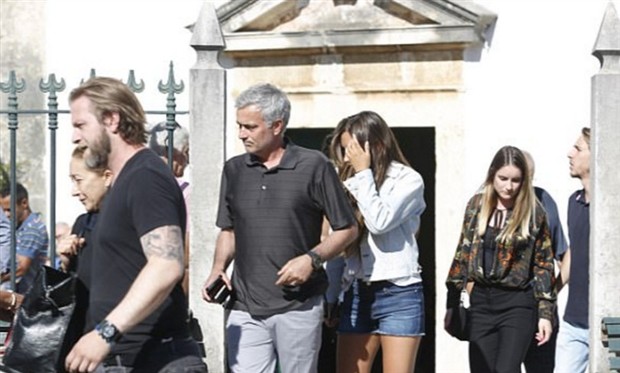 Mourinho nén đau trở lại quê nhà chịu tang - Bóng Đá
