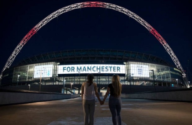 Wembley sáng đèn hướng về thành Manchester - Bóng Đá